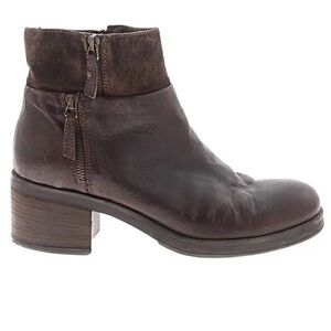 Women’s high end MANAS leather ankle boot. Size 38.